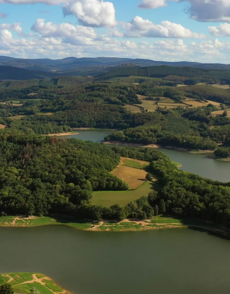 Panorama du Morvan, pris par drone, mélant lacs, champs et forêts