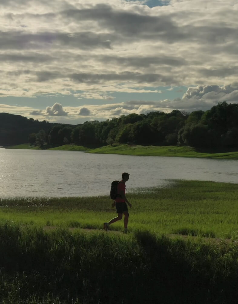 Photo par drone d'un randonneur longeant un lac