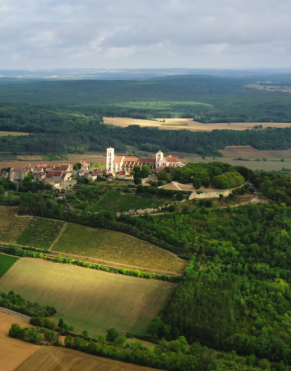 Panorama du Morvan, pris par drone, montrant un village et plus particulièrement son abbaye 