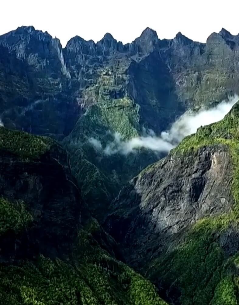 Panorama du Cirque du Mafate à la Réunion shooté par drone