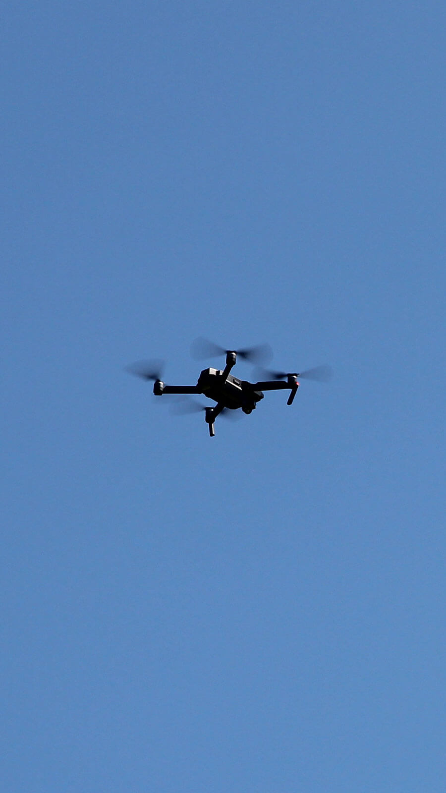 Image d'un drone s'élevant dans le ciel bleu