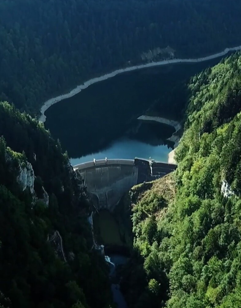 Photographie par drone d'un barrage du Jura vu de haut.