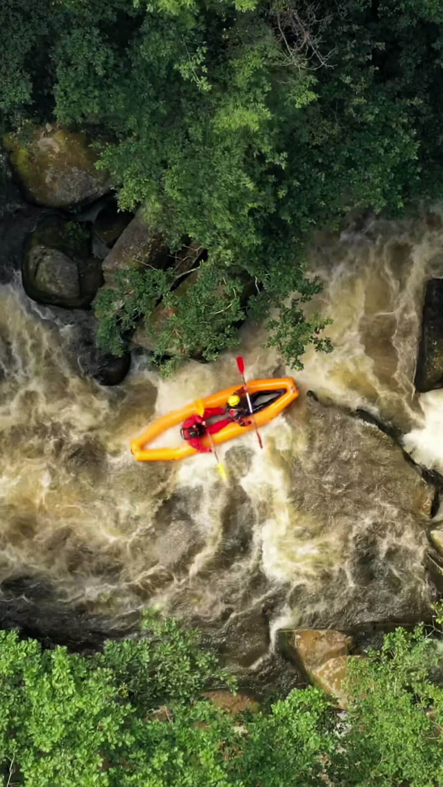 Photographie vue de haut, d'un canoë Hotdog sur la rivière du Chalaux