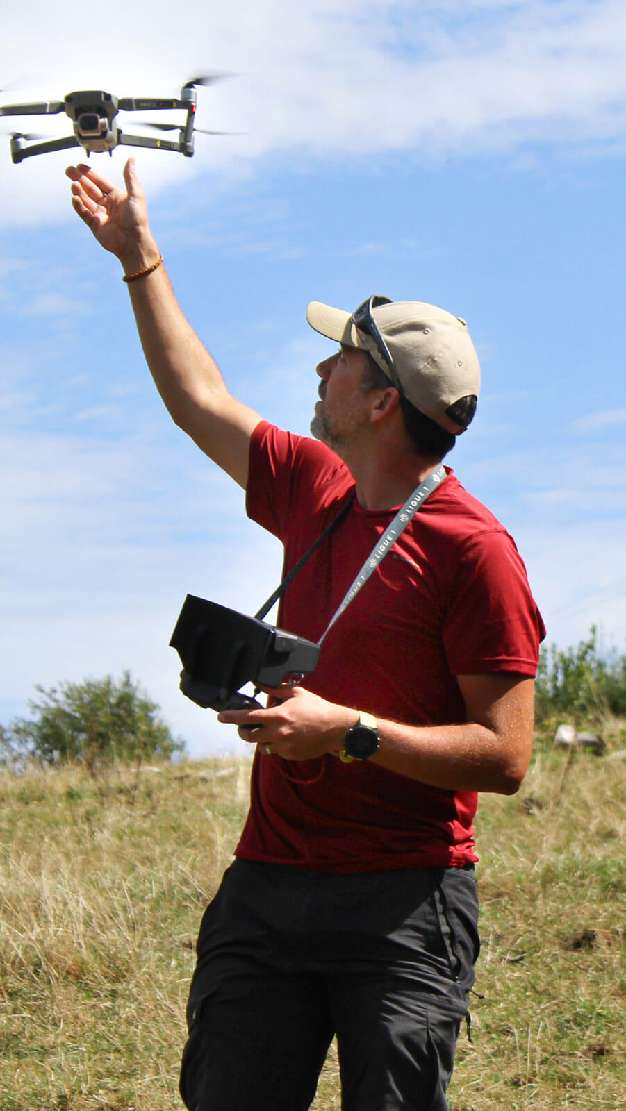 Photographie d'Émile Rouet en train de mettre son drone en action