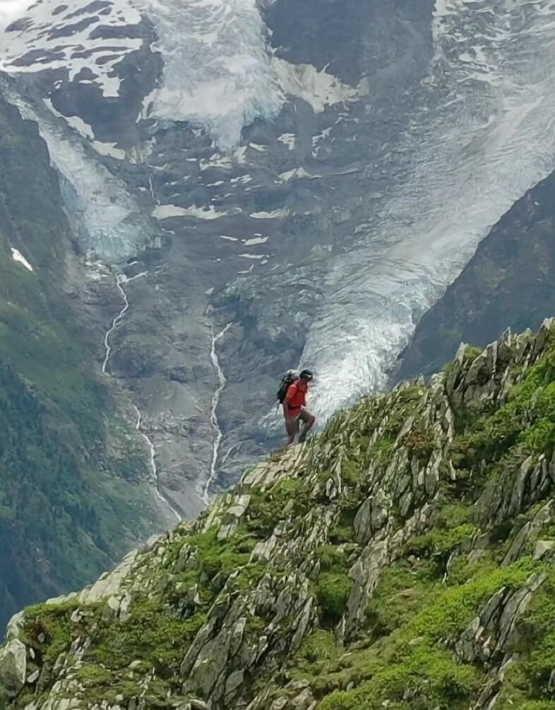 Photo d'un randonneur montant un col sur le Tour du Mont-Blanc