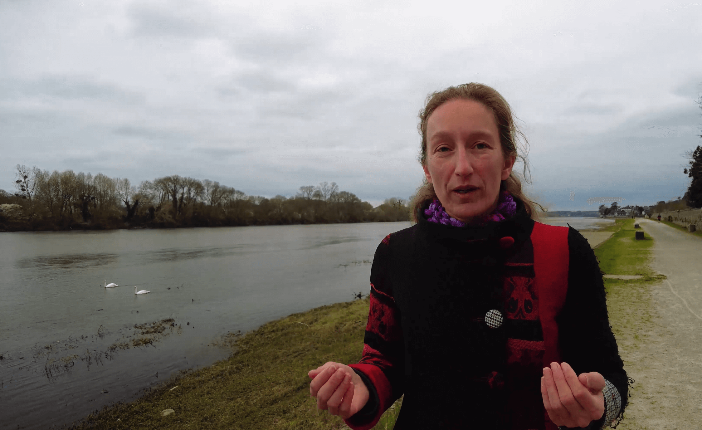 Photographie de Sarah Martin longeant les bords de Loire