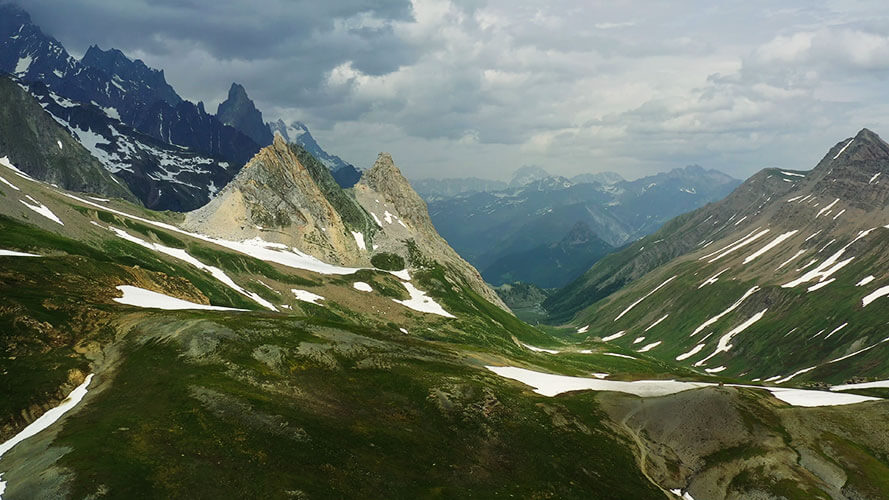 Photographie d'une vallée montagneuse sur le parcours du Tour du Mont-Blanc