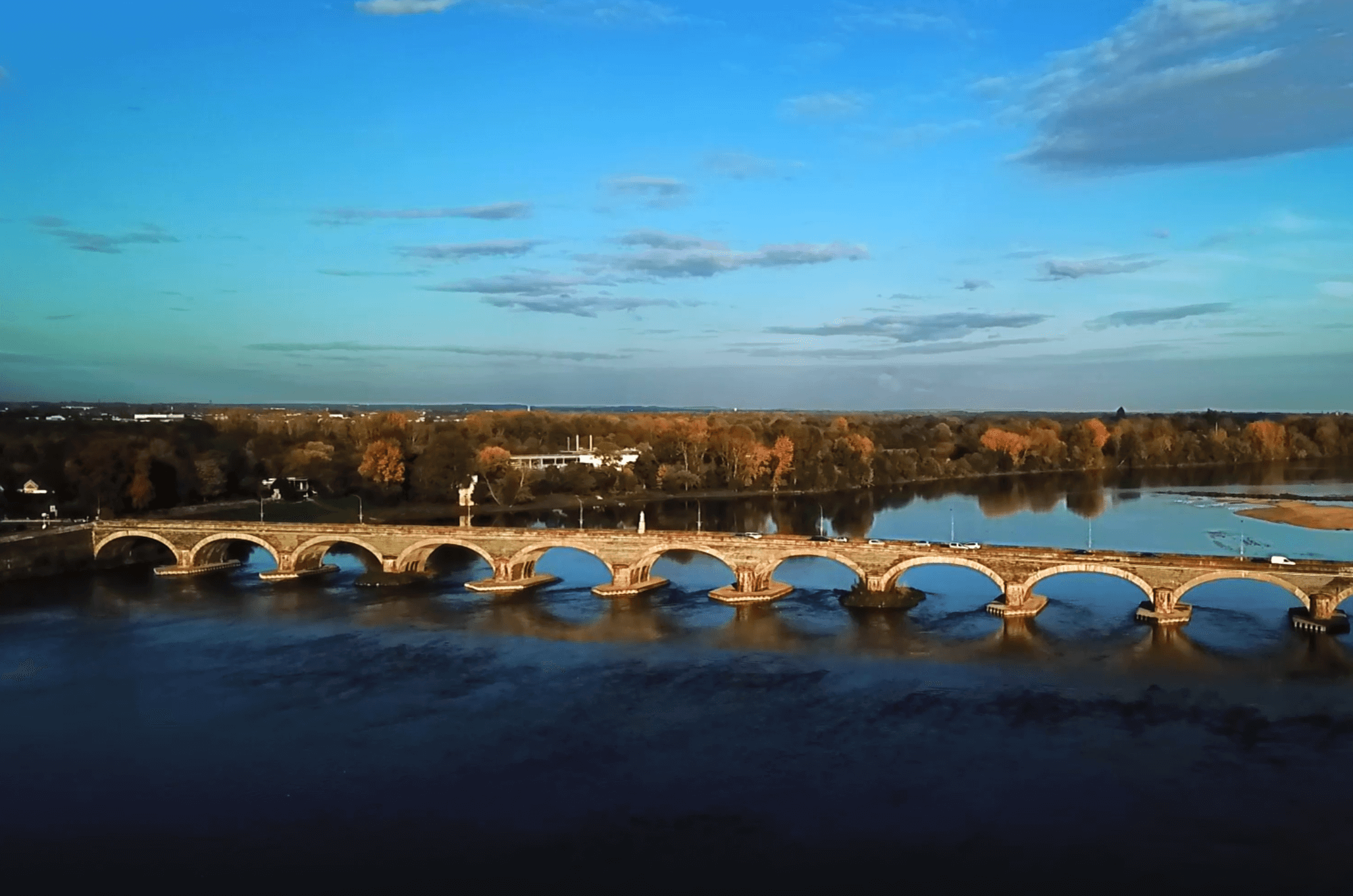 Photographie par drone du pont Dumnacus traversant la Loires