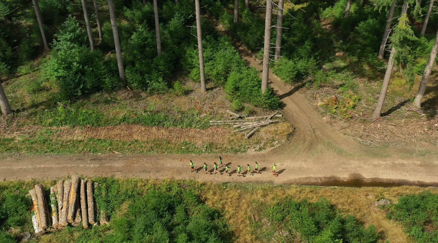 Image vue d'un groupe de traileurs entrain de courir en ligne sur un chemin de terre